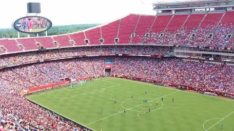 詹皇肘击致独行侠球星受伤，赛场惊现血迹与无辜牙落